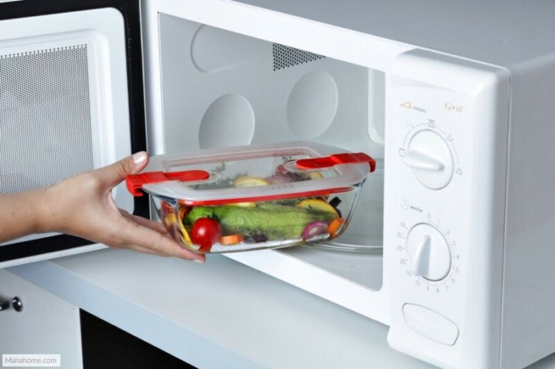 Pyrex Microwave Safe Classic Rectangular Glass Dish with Vented Lid 0