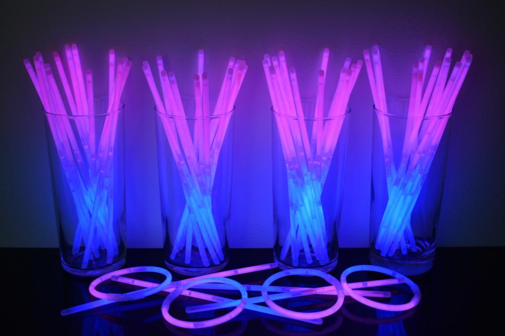DirectGlow 500ct White Glow Bracelets Glow in The Dark Party Favors 
