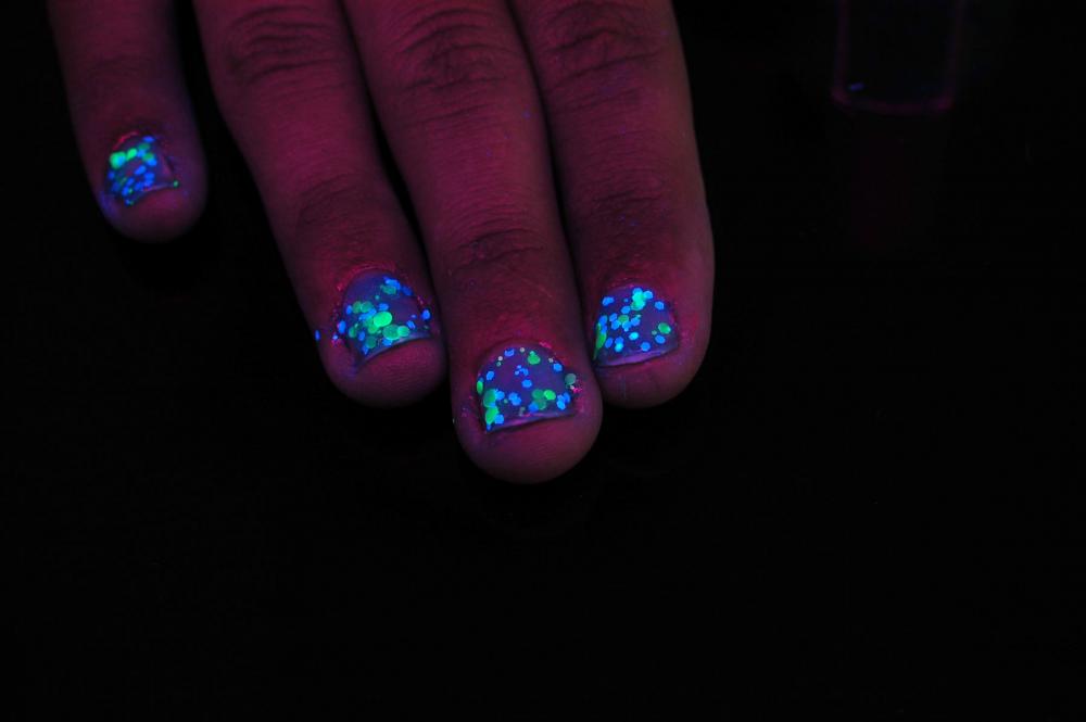 glows color craze glow in blacklight nail polish